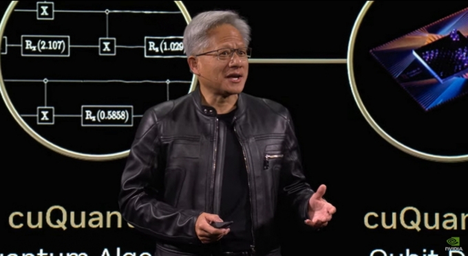 젠슨 황 엔비디아 CEO가 11일(현지시간) 프랑스 파리 &#039;파리 엑스포&#039;에서 자사 GTC(GPU 테크 컨퍼런스)의 기조연설을 하고 있다./사진=엔비디아 
