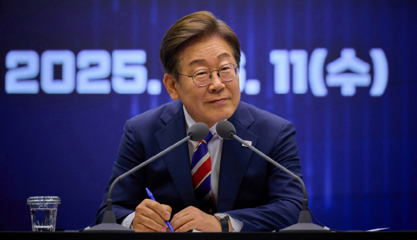 (서울=뉴스1) 박지혜 기자 = 이재명 대통령이 지난 11일 서울 영등포구 한국거래소에서 열린 주식시장 불공정거래 근절을 위한 현장 간담회에서 참석자의 질문을 경청하고 있다. (이재명 대통령 SNS. 재판매 및 DB 금지) 2025.6.12/뉴스1  Copyright (C) 뉴스1. All rights reserved. 무단 전재 및 재배포,  AI학습 이용 금지. /사진=(서울=뉴스1) 박지혜 기자