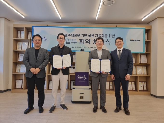 권지훈 컬리 본부장(사진 왼쪽에서 두 번째)과 천홍석·천영석 트위니 대표(왼쪽에서 세 번째·네번째)가 지난 12일 트위니 대전 본사에서 자율주행 로봇 기반 물류 자동화를 위한 업무협약을 체결한 뒤 기념촬영하고 있다./사진=트위니
