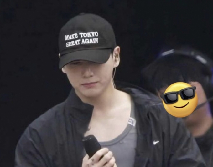 그룹 방탄소년단(BTS) 멤버 정국이 일본 우익 성향의 메시지를 담은 모자를 착용했다가 고개를 숙였다./사진=온라인 커뮤니티 갈무리