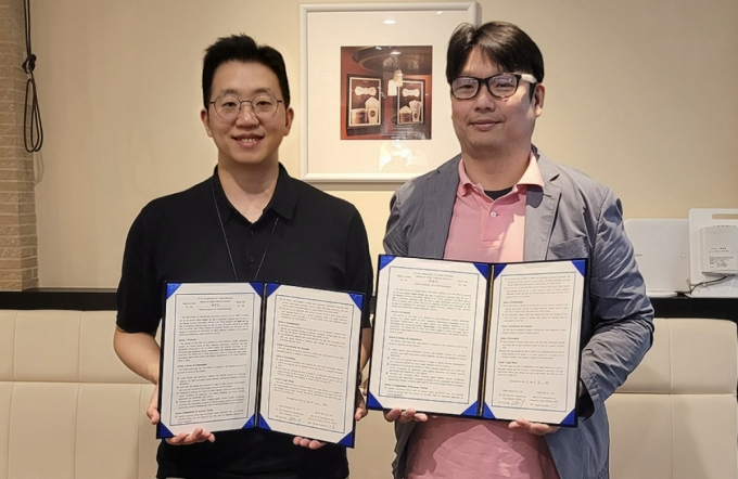 배익렬 스트레스솔루션 대표(왼쪽)와 야마모토 타카시 월드넷 대표가 업무협약을 맺고 있다. /사진=스트레스솔루션 제공