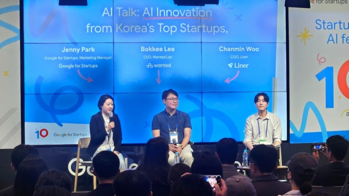 이복기 원티드랩 대표(가운데)와 우찬민 라이너 COO(오른쪽)가 패널토론을 진행하고 있다. /사진=최태범 기자