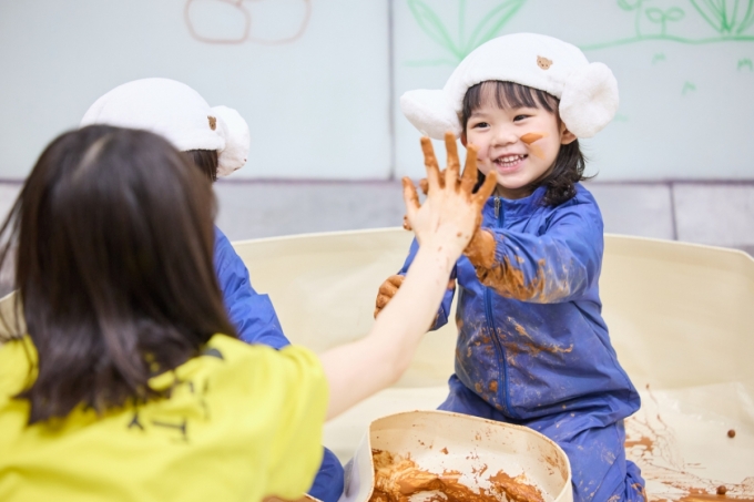 오프라인 돌봄 공간인 &#039;째깍섬&#039;에서 체험학습을 하고 있는 아이들. /사진제공=커넥팅더닷츠