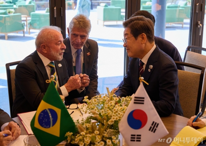 [카나나스키스(캐나다)=뉴시스] 최진석 기자 = 이재명 대통령이 17일(현지 시간) 캐나다 앨버타주 카나나스키스 주요 7개국(G7) 정상회의장에서 루이스 이나시우 룰라 다 시우바 브라질 대통령과 한-브라질 정상회담을 하고 있다. (공동취재) 2025.06.18. myjs@newsis.com /사진=최진석