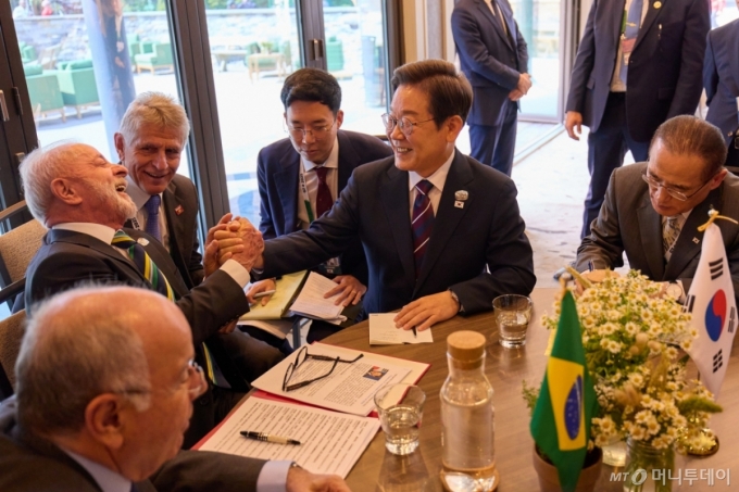 [카나나스키스(캐나다)=뉴시스] 최진석 기자 = 이재명 대통령이 17일(현지 시간) 캐나다 앨버타주 카나나스키스 주요 7개국(G7) 정상회의장에서 루이스 이나시우 룰라 다 시우바 브라질 대통령과 한-브라질 정상회담을 하고 있다. (공동취재) 2025.06.18. myjs@newsis.com /사진=최진석