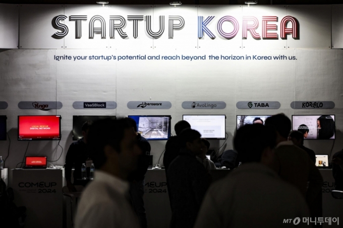 지난해 서울 강남구 코엑스에서 열린 글로벌 스타트업 페스티벌 ‘컴업(COMEUP) 2024’에서 한 국내 스타트업 부스에 관람객들로 붐비고 있다. /사진=뉴시스