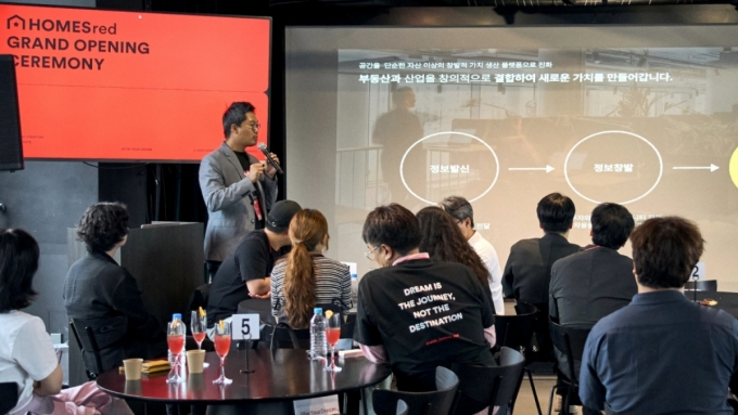 이재우 홈즈컴퍼니 브랜드·상품 부문대표가 홈즈레드에 대해 설명하고 있다. /사진=홈즈컴퍼니 제공