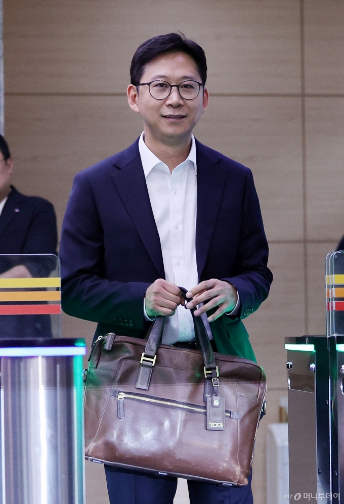 (서울=뉴스1) 박지혜 기자 = 배경훈 과학기술정보통신부 장관 후보자가 24일 오전 서울 종로구 광화문우체국에 마련된 인사청문회 준비 사무실로 첫 출근을 하고 있다. 2025.6.24/뉴스1  Copyright (C) 뉴스1. All rights reserved. 무단 전재 및 재배포,  AI학습 이용 금지. /사진=(서울=뉴스1) 박지혜 기자