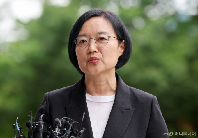한성숙 중소벤처기업부 장관 후보자가 24일 오후 서울 영등포구 중소기업기술정보진흥원 수도권평가실 내 인사청문회 준비 사무실로 출근하며 취재진 질문에 답하고 있다. /사진=뉴스1