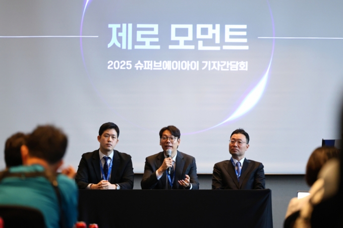 (왼쪽부터) 슈퍼브에이아이의 김현수 대표, 차문수 CTO, 김진회 CBO/사진=슈퍼브에이아이