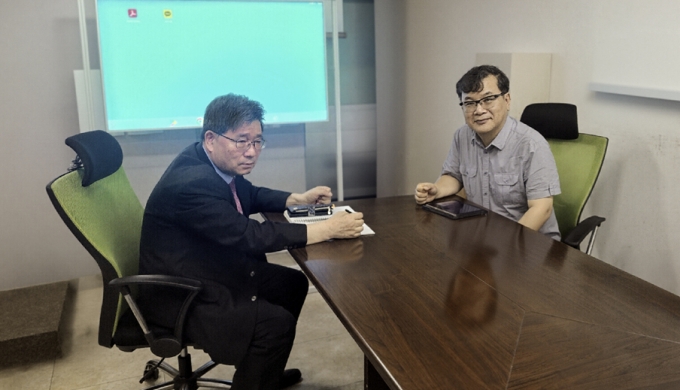 이명훈 라훔나노테크 대표(왼쪽)와 심성식 메타큐빅 대표/사진=라훔나노테크