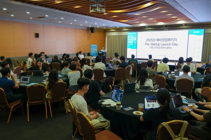 벤처기업협회가 27일 서울 코엑스에서 &#039;예비창업패키지 Pre-Startup Launch Day&#039; 행사를 진행하고 있다 /사진=벤처기업협회