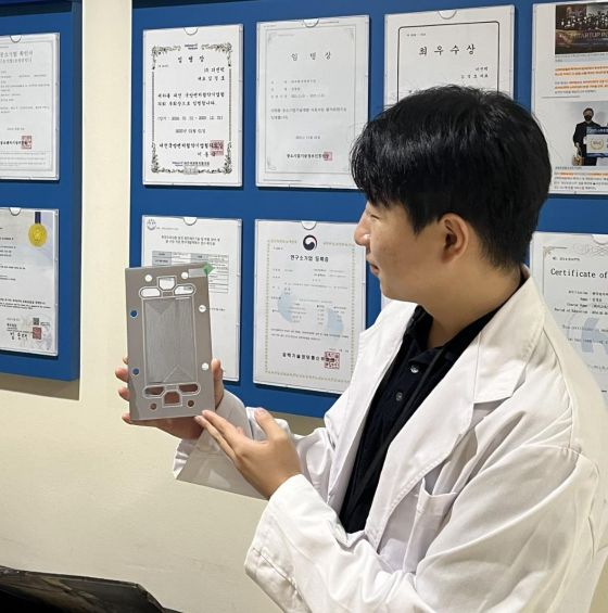 3D 프린팅 기술을 활용해 제작한 수소연료전지용 금속 분리판은 경제성과 내구성을 확보했다/사진=원자력연 