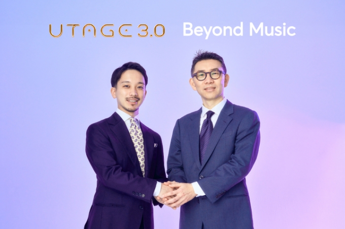 조진우 비욘드뮤직 대표(오른쪽)와 츠루타 타쿠무 UTAGE3.0 대표가 기념 촬영을 하고 있다. /사진=비욘드뮤직 제공