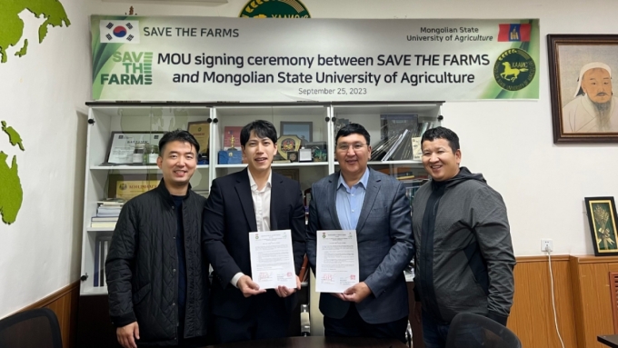 황인수 세이브더팜즈 대표(왼쪽 두번째)가 몽골 국립 농업대학교 측과 업무협약을 맺고 있다. /사진=세이브더팜즈 제공