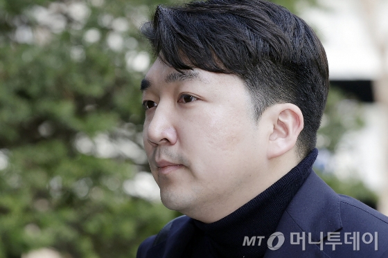 [기업회생절차를 신청한 최형록 발란 대표가 3일 서울 서초구 서울회생법원에서 열린 심문기일에 출석하고 있다./사진=뉴시스