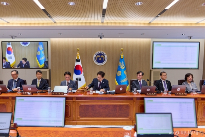 (서울=뉴스1) 허경 기자 = 이재명 대통령이 5일 서울 용산 대통령실 청사에서 열린 국무회의에서 의사봉을 두드리고 있다. (대통령실 제공. 재판매 및 DB 금지) 2025.7.5/뉴스1  Copyright (C) 뉴스1. All rights reserved. 무단 전재 및 재배포,  AI학습 이용 금지. /사진=(서울=뉴스1) 허경 기자