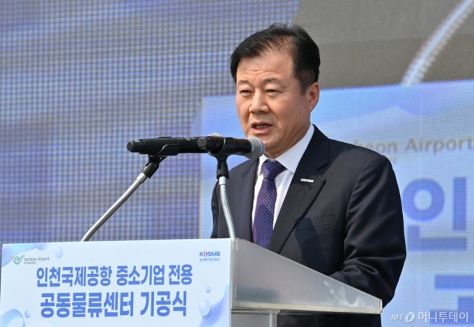 (인천공항=뉴스1) 김명섭 기자 = 강석진 중소벤처기업진흥공단 이사장이 27일 오후 인천국제공항 제2공항물류단지 내 공동물류센터 현장에서 열린 중소기업전용 공동물류센터 건설사업 기공식에 참석해 축사를 하고 있다. (공항사진기자단) 2025.5.27/뉴스1  Copyright (C) 뉴스1. All rights reserved. 무단 전재 및 재배포,  AI학습 이용 금지. /사진=(인천공항=뉴스1) 김명섭 기자