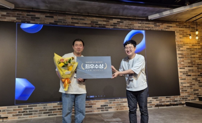  김대희 모디전스비전 대표(왼쪽)가 &#039;기보벤처캠프&#039; 개별 데모데이에서 관계자로부터 상을 받고있다./사진=탭엔젤파트너스 