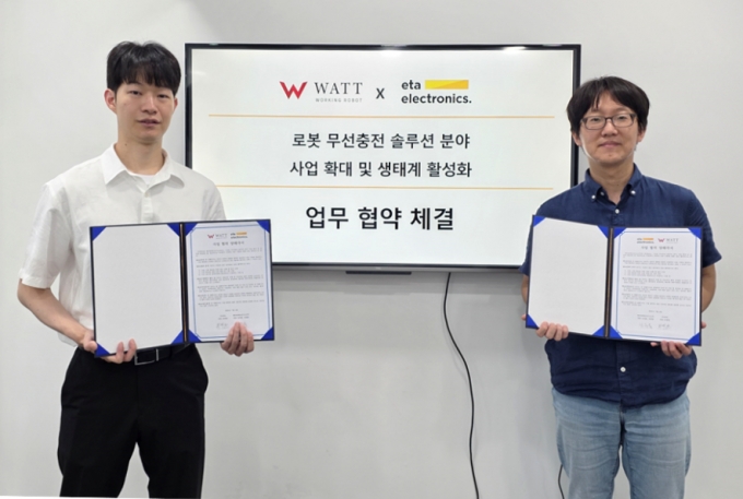 최재원 와트 대표(왼쪽)와 남정용 에타일렉트로닉스 대표가 업무협약을 맺고 있다. /사진=에타일렉트로닉스 제공