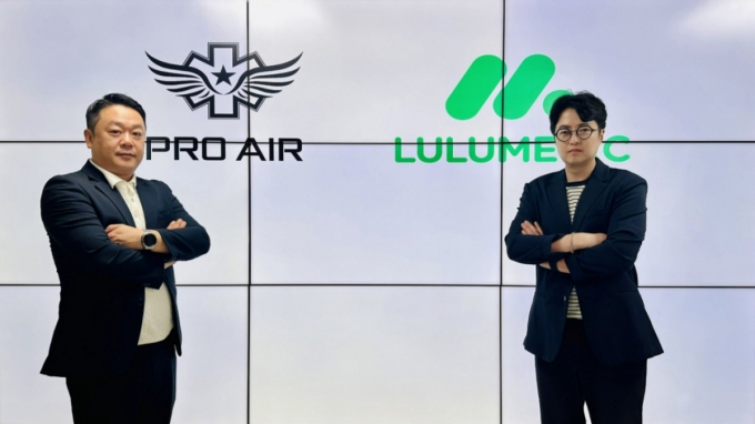 조성제 프로에어코리아 대표(왼쪽)와 우성한 룰루메딕 대표가 업무협약을 맺고 있다. /사진=룰루메딕 제공