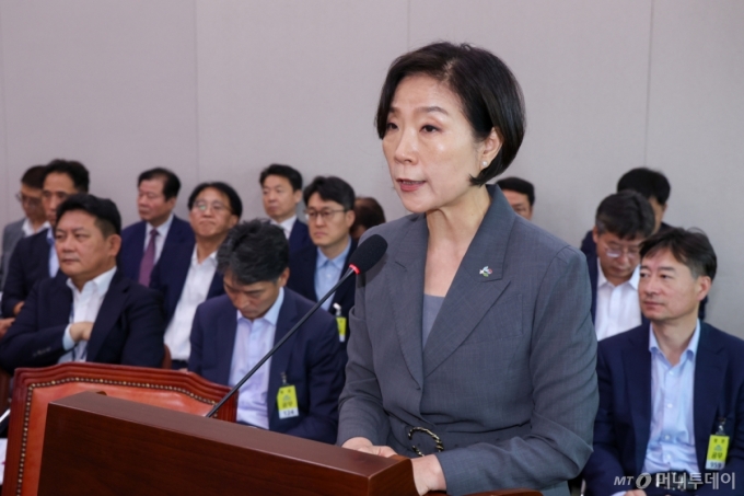(서울=뉴스1) 안은나 기자 = 오영주 중소벤처기업부 장관이 25일 오전 서울 여의도 국회에서 열린 제426회국회(임시회) 산업통상자원중소벤처기업위원회 제1차 전체회의에서 추경안 보고를 하고 있다. 2025.6.25/뉴스1  Copyright (C) 뉴스1. All rights reserved. 무단 전재 및 재배포,  AI학습 이용 금지. /사진=(서울=뉴스1) 안은나 기자