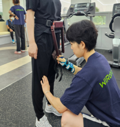 "앗, 내 고관절 왜 이러지"…요즘 '핫'한 보행로봇 입고 걸어보니