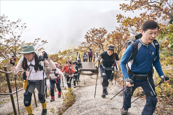 등산객들이 보행보조로봇 윔S를 착용하고 산에 오르고 있다. /사진제공=위로보틱스