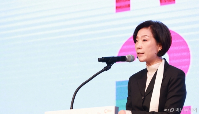 [서울=뉴시스] 황준선 기자 = 오영주 중소벤처기업부 장관이 지난해 서울 용산구 서울드래곤시티에서 열린 &#039;2024 세계 기업가정신 주간 한국행사&#039;에서 축사를 하고 있다. (사진=중소벤처기업부 제공) 2024.11.19. *재판매 및 DB 금지 /사진=뉴시스