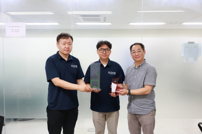 아이코어의 박도현 이사, 김효창 연구소장, 김종민 이사가 &#039;인스펙트 어워드 2025&#039; 상패와 &#039;인비전 10대 혁신상&#039; 상패를 들고 기념사진을 찍고 있다. /사진=아이코어