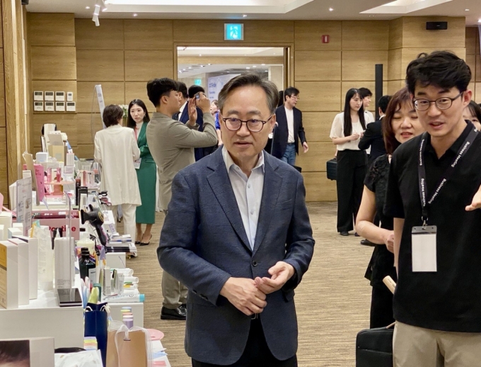 유성훈 서울 금천구청장이 15일  &#039;2025 G밸리 뷰티·헬스케어 수출상담회&#039;를 방문했다./사진=김성휘 기자