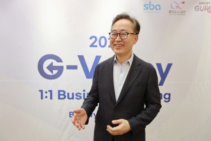 유성훈 서울 금천구청장이 15일  &#039;2025 G밸리 뷰티·헬스케어 수출상담회&#039;를 방문했다./사진=금천구청 