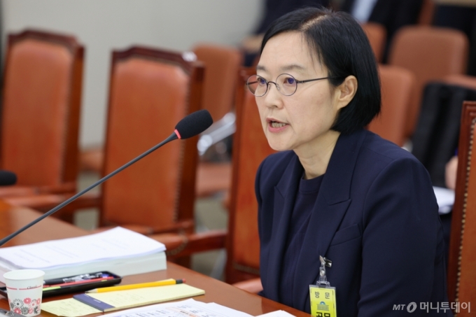 한성숙 중소벤처기업부 장관 후보자가 15일 오전 서울 여의도 국회 산업통산자원중소벤처기업위원회에서 열린 인사청문회에 출석해 의원 질의에 답하고 있다. /사진=뉴스1