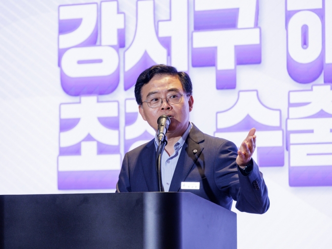 진교훈 서울 강서구청장이 16일 코엑스마곡에서 열린 &#039;2025 강서구 뷰티·헬스케어 수출상담회&#039;에 참가자들을 만났다./사진=강서구 
