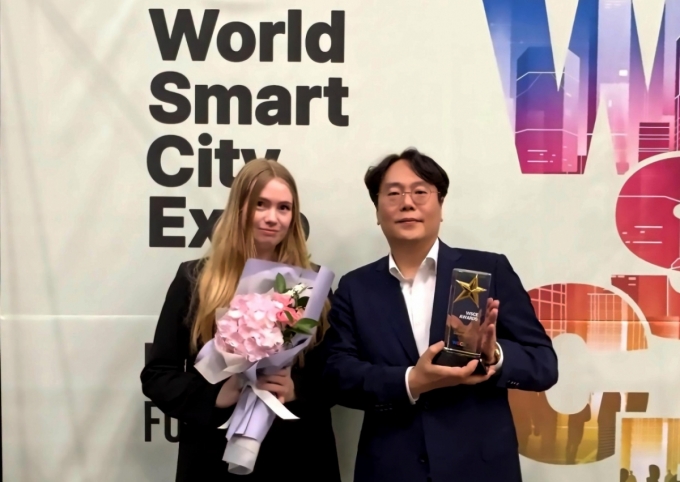 WSCE 어워드 AI &amp; DATA 부문에서 수상한 디토닉. (왼쪽부터)이노라 글로벌 비즈니스 리드와 전용주 대표/사진=디토닉