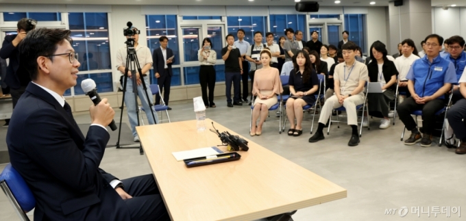 (세종=뉴스1) 김기남 기자 = 배경훈 과학기술정보통신부 장관이 17일 정부세종청사 과기정통부 대강당에서 열린 취임식을 마친 뒤 직원들과 이야기를 나누고 있다. 2025.7.17/뉴스1 Copyright (C) 뉴스1. All rights reserved. 무단 전재 및 재배포, AI학습 이용 금지. /사진=(세종=뉴스1) 김기남 기자