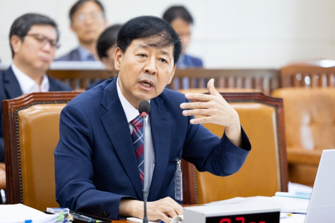 구윤철 부총리 겸 기획재정부 장관 후보자가 17일 서울 여의도 국회 기획재정위원회에서 열린 인사청문회에서 의원 질의에 답하고 있다./사진제공=뉴스1