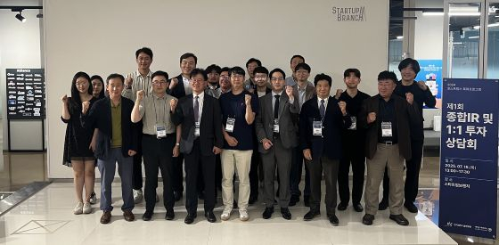 2024년 포스트팁스 제1차 종합IR에 참여한 기업과 투자자들이 스타트업 브랜치에서 기념 촬영을 하고 있다. (왼쪽에서 3번쨰 임환 단장)/사진=홍릉강소특구