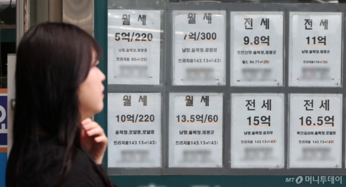 [서울=뉴시스] 황준선 기자 = 30일 서울 시내 한 부동산에 월세 매물 광고가 게시돼 있다.  국토교통부 4월 주택통계에 따르면 올해 4월 기준 전국 주택 전월세 거래 중 월세가 차지하는 비중은 60.4%로 집계됐다. 아파트와 비(非)아파트를 막론하고 월세거래 비중이 늘어나는 추세다. 올해 아파트 월세거래 비중은 지난해 43.4%보다 1.2%포인트 늘어난 44.6%로 최근 5년 평균치(39.6%)를 웃돌았다. 같은 기간 비(非)아파트 역시 74.8%로 3년 연속 증가 추세를 보여 서울 집값을 잡기 위한 정부의 수요 억제 대책이 도리어 &#039;전세의 월세화&#039; 현상을 가속할 것이란 관측이 나온다. 2025.06.30. hwang@newsis.com /사진=황준선