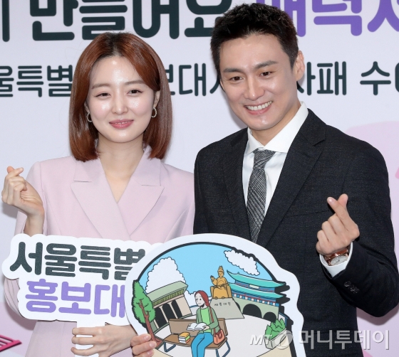 방송인 김소영, 오상진 부부가 16일 오전 서울 중구 서울시청에서 진행된 &#039;서울특별시 홍보대사 감사패 수여 및 위촉식&#039;에 참석해 포즈를 취하고 있다. 2023.02.16