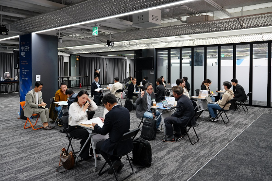 지난 4월 17일 서울 강남구 팁스타운 팁스홀에서 개최된 제14회 포럼에서 투자자 및 전문가 상담회가 진행되고 있다./사진제공=벤처기업협회