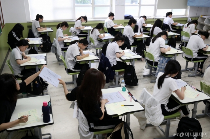 2025학년도 7월 고3 전국연합학력평가가 치러진 10일 오전 대구 수성구 대구여자고등학교에서 고3 학생들이 1교시 국어 영역 시험을 앞두고 문제지를 넘기고 있다. /사진=뉴스1