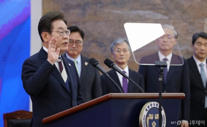  이재명 대통령이 지난6월 4일 오전 서울 여의도 국회에서 제21대 대통령 취임 선서를 하고 있다. 2025.6.4/뉴스1 2025.6.4/뉴스1  Copyright (C) 뉴스1. All rights reserved. 무단 전재 및 재배포,  AI학습 이용 금지. /사진=(서울=뉴스1) 국회사진기자단