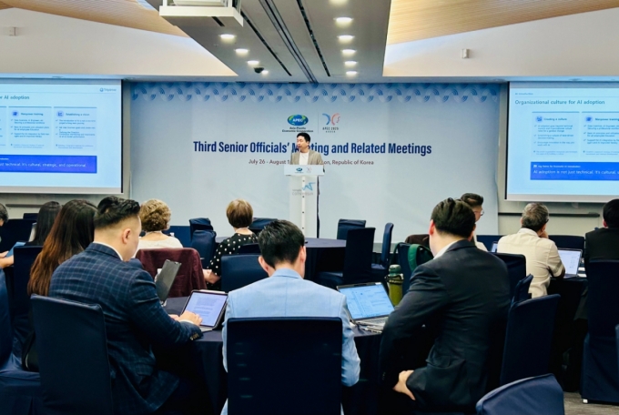 정지하 트립비토즈 대표가 2025 APEC 고위관리 회의에서 발표하고 있다./사진제공=트립비토즈