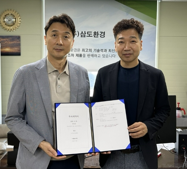 안창주 엔슬파트너스 대표(왼쪽)와 정우남 삼도환경 대표가 투자협약을 마친 모습/사진=엔슬파트너스 