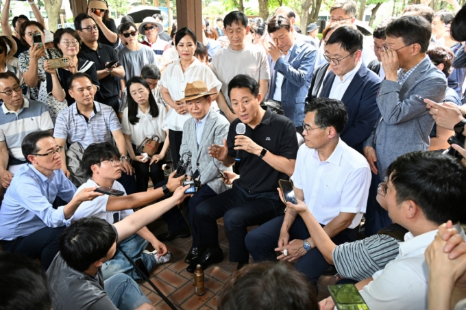 오세훈 서울시장이 30일 서울 양천구 목동6단지를 방문해 주민간담회를 갖고 있다. /사진제공=서울시