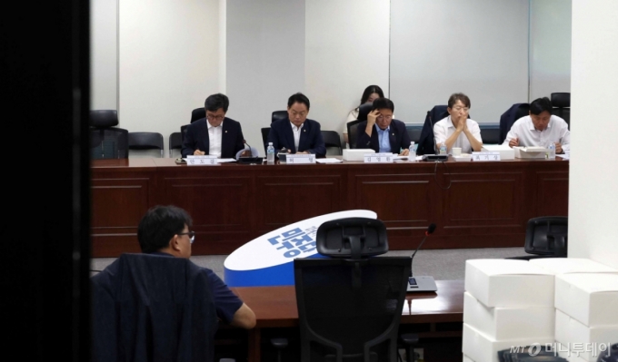 [서울=뉴시스] 조성봉 기자 = 국회 기획재정위원회 더불어민주당 의원들이 29일 오전 서울 여의도 국회에서 열린 당정협의에서 배당소득 분리과세 등 세제 개편 논의 준비를 하고 있다. 2025.07.29. suncho21@newsis.com /사진=조성봉