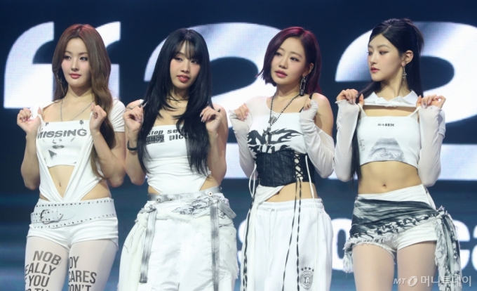 [서울=뉴시스] 김혜진 기자 = 그룹 키스오브라이프(왼쪽부터 벨, 나띠, 쥴리, 하늘)가 9일 오후 서울 광진구 예스24라이브홀에서 열린 네 번째 미니앨범 &#039;224&#039;(투투포) 쇼케이스에서 포즈를 취하고 있다. 2025.06.09. jini@newsis.com /사진=김혜진