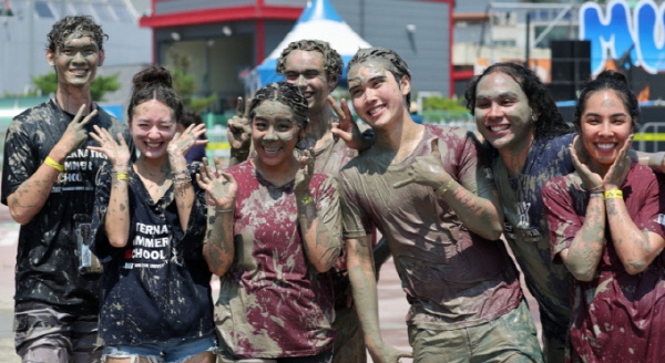 제28회 보령머드축제가 개막한 지난 7월 25일 충남 보령 대천해수욕장 머드엑스포광장에서 외국인들이 축제를 즐기고 있다. / 사진 = 뉴스1 