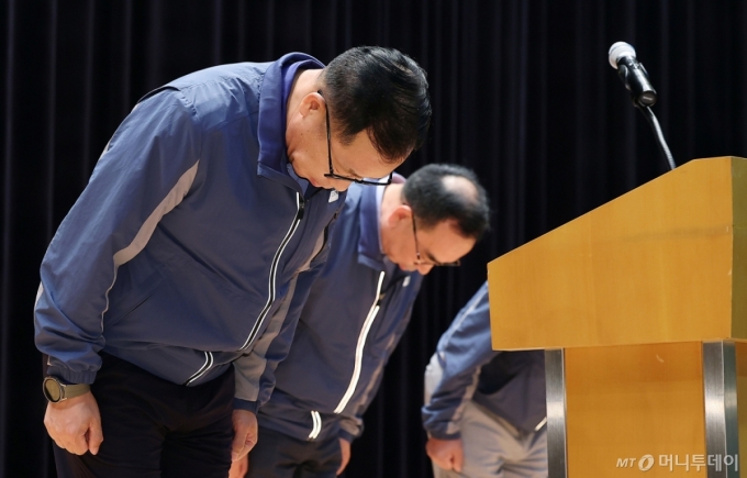 (인천=뉴스1) 김진환 기자 = 정희민 포스코이앤씨 대표이사가 29일 오후 인천 연수구 포스코이앤씨 송도사옥에서 고속국도 공사 현장 사망사고와 관련해 사과문을 발표 후 고개 숙여 인사하고 있다.?2025.7.29/뉴스1  Copyright (C) 뉴스1. All rights reserved. 무단 전재 및 재배포,  AI학습 이용 금지. /사진=(인천=뉴스1) 김진환 기자